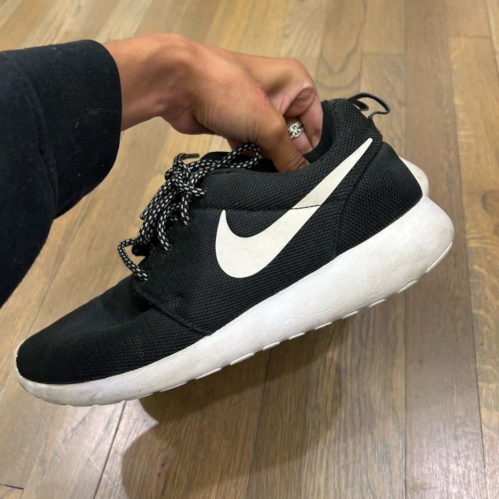 BlACK NIKE SHOES